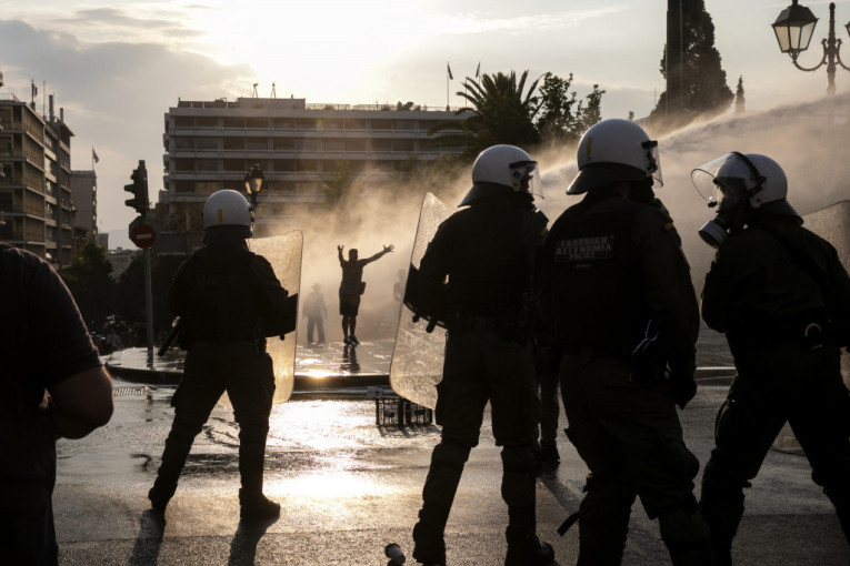 Haos u Grčkoj! Građani kažu "ne" vakcinaciji, policija udarila vodenim topovima i suzavcem! (VIDEO, FOTO)