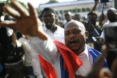 Na sahrani predsednika Haitija odjeknuli pucnji:  Zvaničnici žurno ispraćeni do svojih vozila, bačen suzavac (VIDEO)