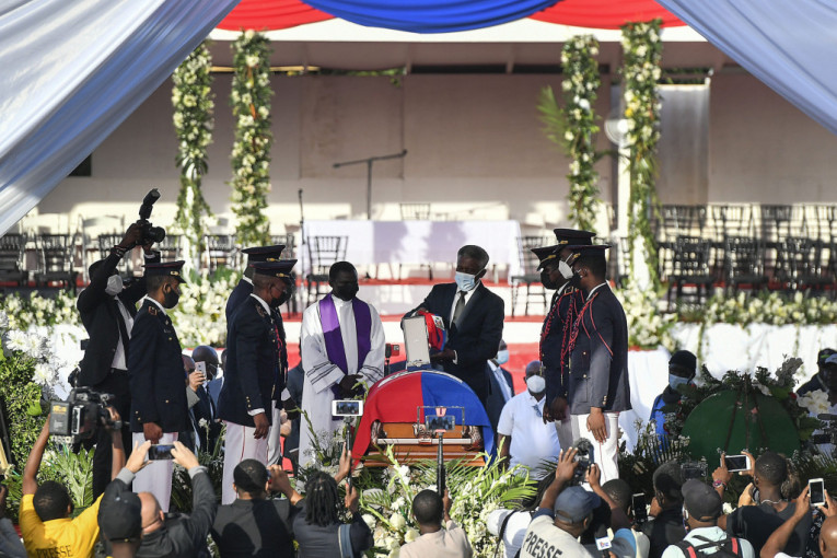 Sahranjen predsednik Haitija: Udovica ridala nad kovčegom (FOTO)