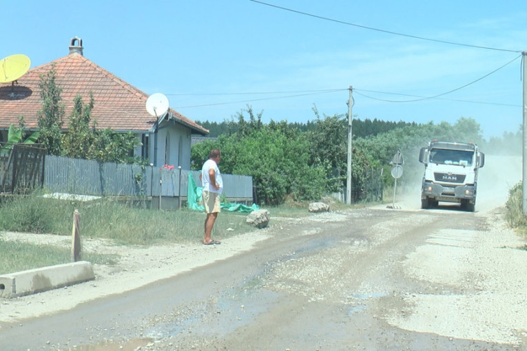 Život u prašini i rupama: Meštani Gornje Gorevnice zbog izgradnje auto-puta žive u teškim uslovima