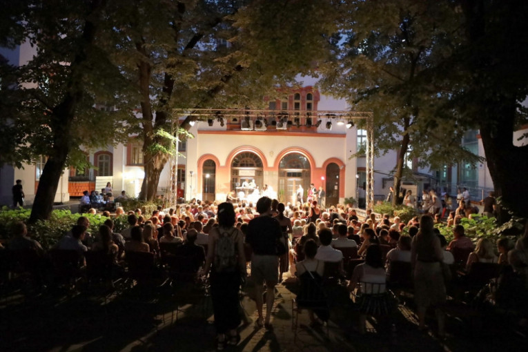 Letnji pozorišni maraton u Teatrijumu: Popularne predstave na novoj beogradskoj sceni