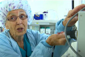 Otišla u penziju najstarija medicinska sestra: Pacijentima je pomagala više od sedam decenija (VIDEO)