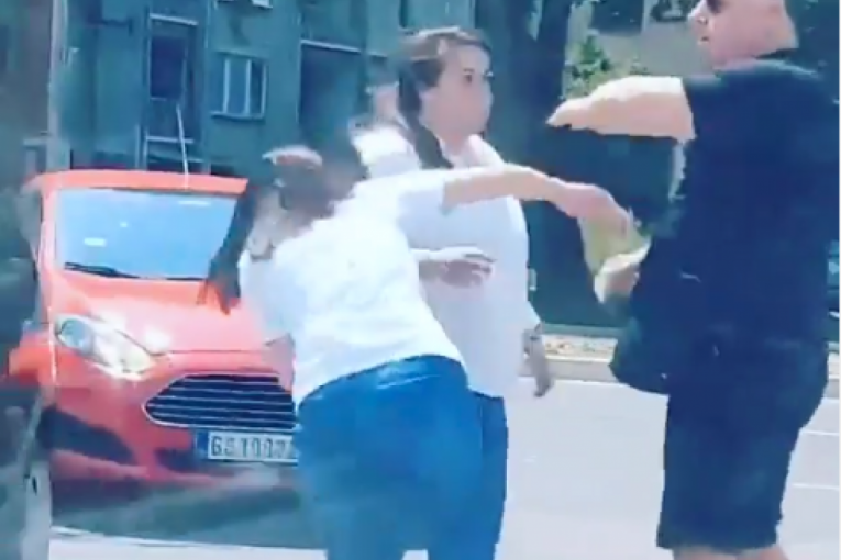 Stravično: Ajkulin brat nasred ulice brutalno tukao dve žene! Pogledajte jezive scene iz Niša! (VIDEO)