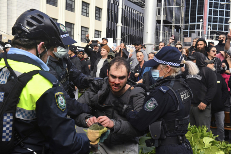 Protesti u Australiji protiv "lokdauna": Demonstranti probili barijere, letele flaše (VIDEO)