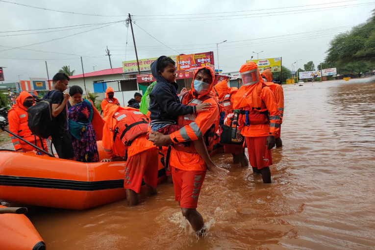 U poplavama u Indiji najmanje 125 stradalih: Spasioci ne odustaju ni u najgorim uslovima