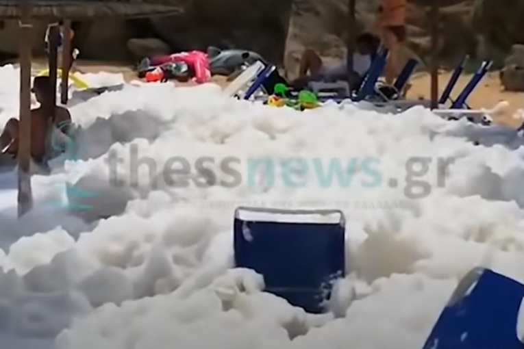 Iznenađenje na popularnoj grčkoj plaži: Kupače zasula pena! Otkriveno šta se krije iza ovog fenomena