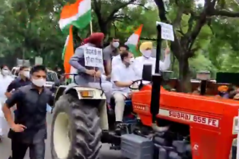 Političar traktorom došao pred Parlament: Podržao građane koji već mesecima protestuju zbog 3 zakona