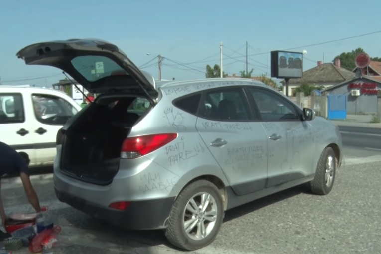 "Volim te još": Predragu nepoznata osoba išarala automobil, žena se iznervirala zbog štete (VIDEO)