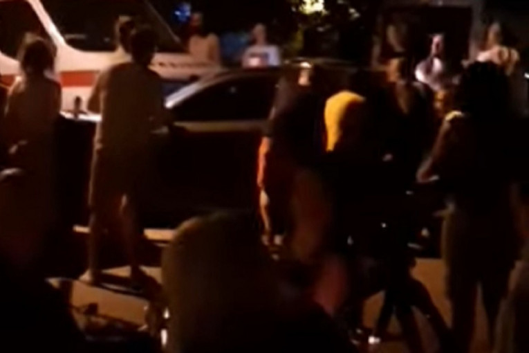 Hitnu pomoć blokirao parkirani automobil: Skopljanci pronašli rešenje (VIDEO)