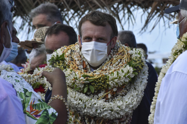 Makron nije znao šta ga je snašlo: Usijale se društvene mreže nakon dočeka francuskog predsednika na Tahitiju (FOTO)
