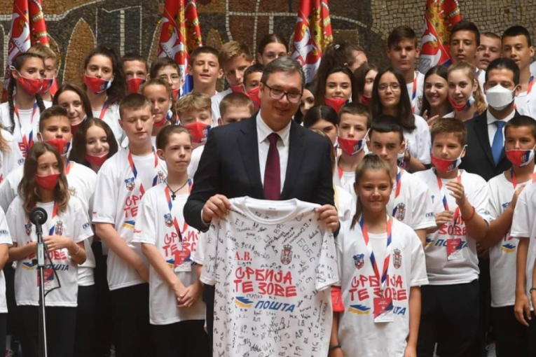 Predsednik sa mladim sportistima: Draga deco, Srbija je vaša otadžbina (VIDEO)
