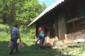 Žena Robinzon Kruso, živi sama na vrhu planine Čemerno: Radica se hrani onim što ubere u šumi (FOTO)
