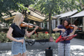 Majstori na violini: Sara i Ljubomir vole da sviraju u srcu grada, a Beograđani uživaju u njihovom umeću (VIDEO)