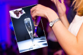 Stravična pojava u beogradskim klubovima: Sve više devojaka prijavljuje da im je neko sipao drogu u piće! Ničega se ne sećaju!