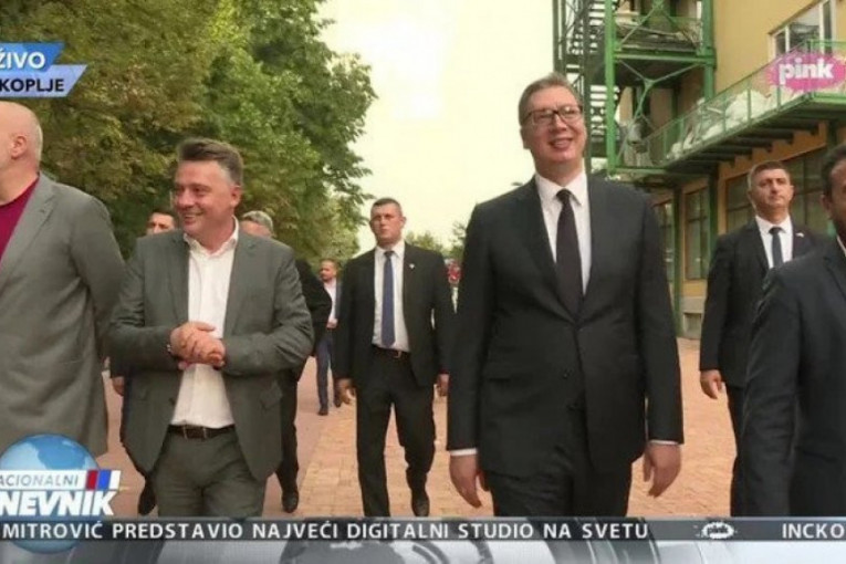 Vučić se u Skoplju sastao sa Zaevom i Ramom: Nakon neformalnih razgovora, probao i prvi pečeni kukuruz