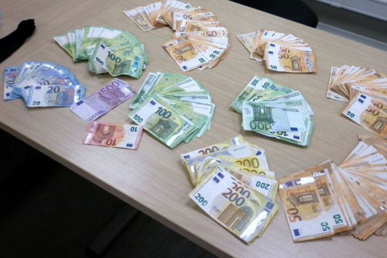 Bogat ulov carinika na Batrovcima: Otac i sin pokušali da u Srbiju unesu 30.000 evra u čarapama!