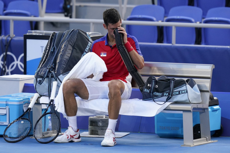 Lije znoj sa Novakovog lica, pa ne staje: Morao da koristi cev za hlađenje (VIDEO)