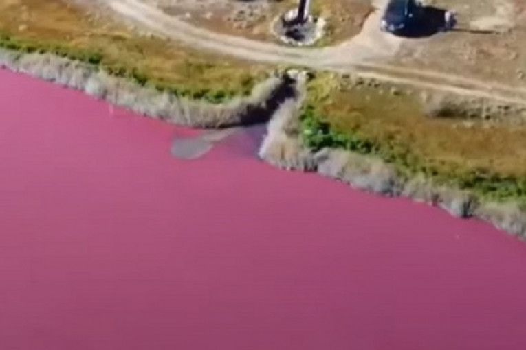 Jezero iznenada postalo ružičasto: Meštani se odavno žalili na neprijatne mirise, ekolozi zabrinuti (VIDEO)