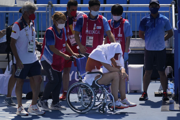 Gadno je! Španska teniserka u kolicima napustila meč: Badosa predala zbog toplotnog udara (VIDEO)