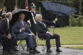 Večita borba Džonsona i kišobrana: Britanski premijer opet imao problema, princ Čarls se žestoko zabavio