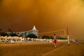 Turiste u Turskoj uplašila boja neba: Probudio me miris dima, nikad nisam videla ovako nešto (FOTO)