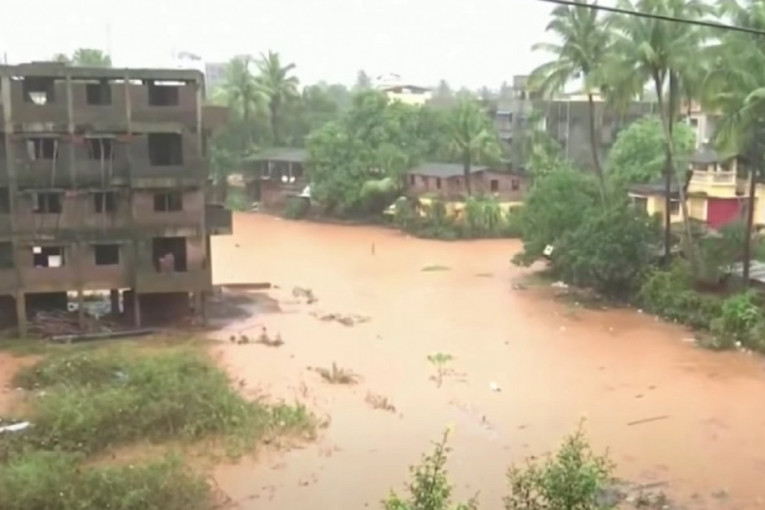 Indija se bori sa novom tragedijom: Desetine mrtvih u poplavama, aktivirala se vojska (FOTO/VIDEO)