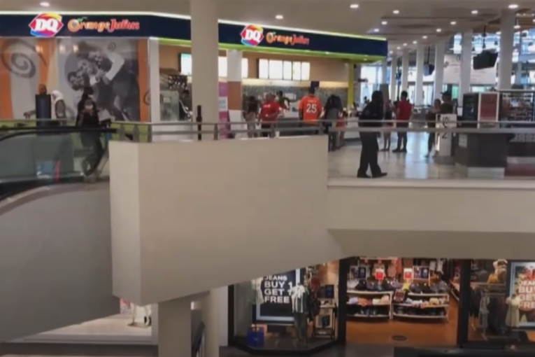 Tržnim centrom odjekivali krici: Dečak (2) ispao ocu iz ruku na pokretnim stepenicama (VIDEO)