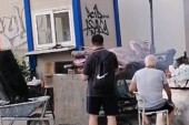 Živeće ovaj narod: Radnici okrenuli vola na ražnju kod Vukovog spomenika (VIDEO)