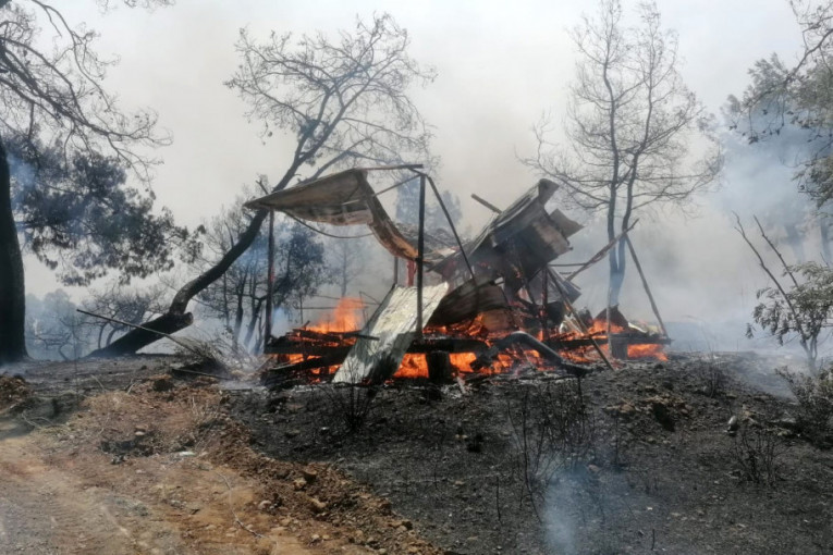 Dramatično u Turskoj: Objekti spaljeni, ljudi beže preko polja, ima mrtvih i zarobljenih (VIDEO/FOTO)