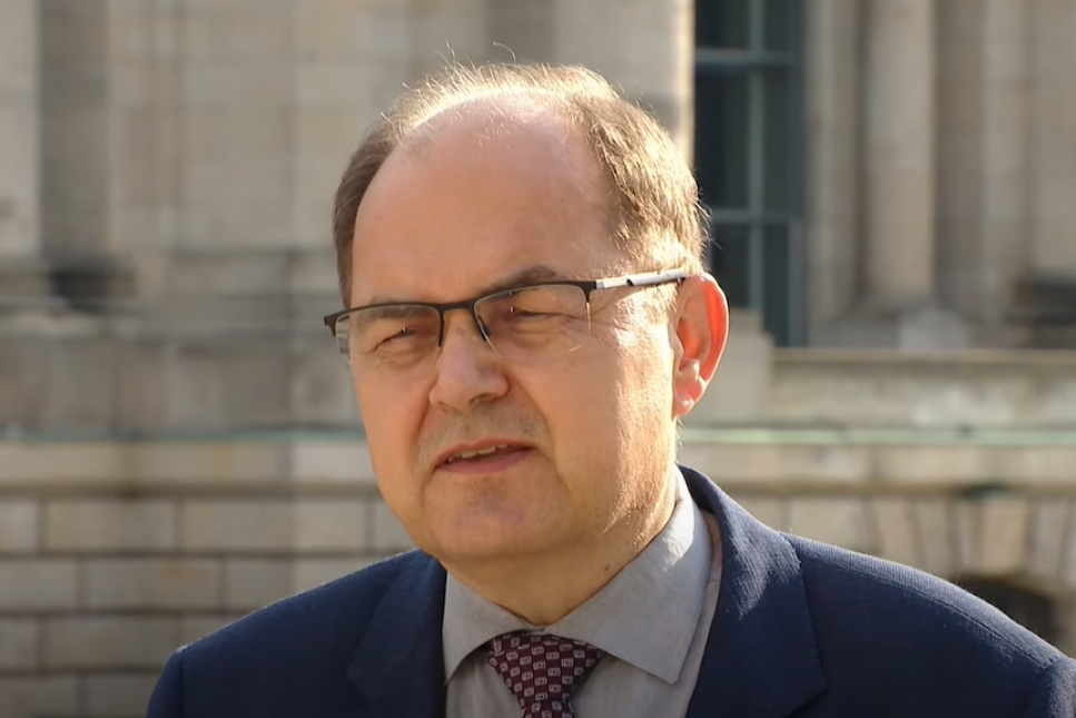 "Pismo okupatoru": Političar iz Srpske poslao Kristijanu Šmitu nacistički šlem