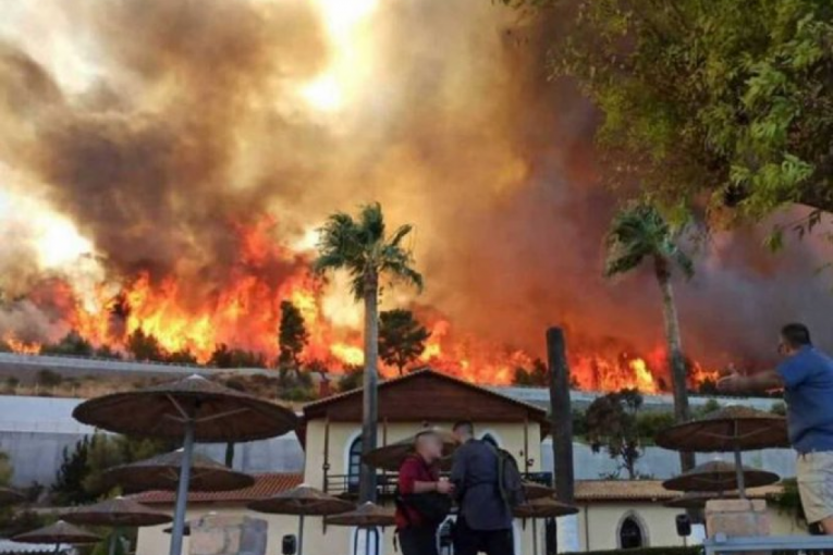 I Grčka u plamenu: Zbog požara evakuisana četiri sela (FOTO)
