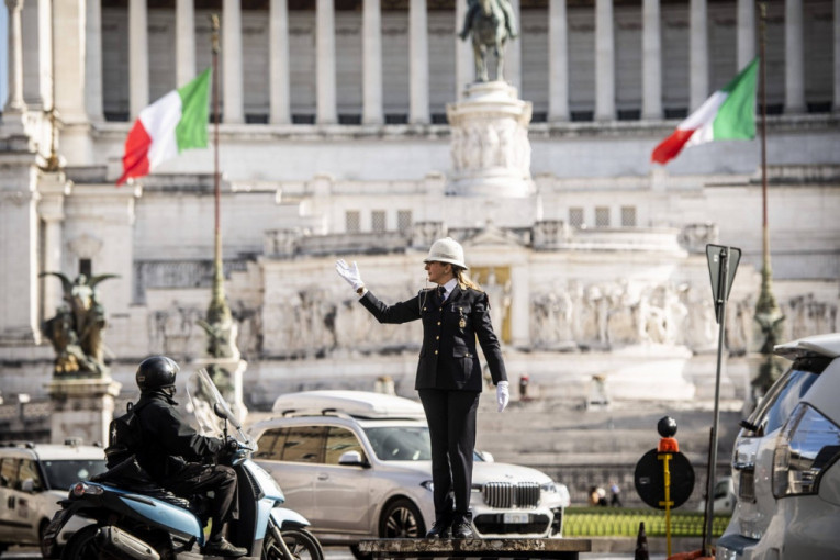 U belim rukavicama i na postolju: Ona je u Rimu zadužena za gužve (VIDEO)