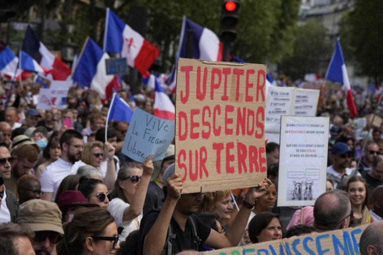 Policija suzavcem na demonstrante u Parizu: Francuska protestuje protiv obavezne vakcinacije (VIDEO)