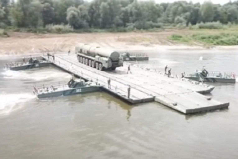 Prvi put u istoriji: Rusi preneli raketni sistem od 100 tona preko reke, sa trajektom od 360! (VIDEO)