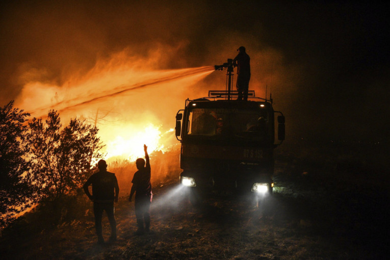 U Albaniji divljaju požari: Vatra zahvatila šumu u blizini popularnog letovališta (VIDEO)