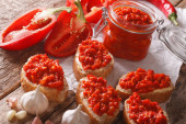 Recept dana: Ajvar iz rerne bez pečenja i ljuštenja paprika trenutno je najtraženiji recept na Balkanu