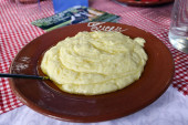 Recept dana: Belmuž je čobansko jelo od dva sastojka, podseća na kačamak, samo je još ukusnije - a zovu ga i pastirska sreća