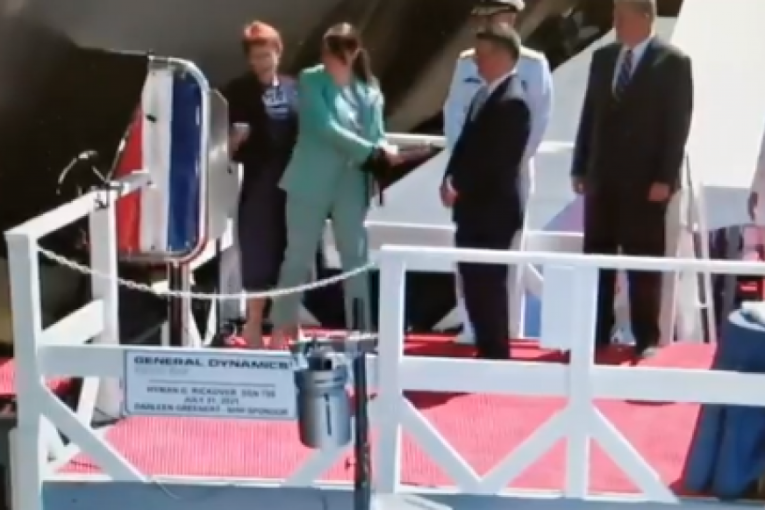 Hteli da "krste" novu podmornicu, ali flaša nikako da se slomi! (VIDEO)