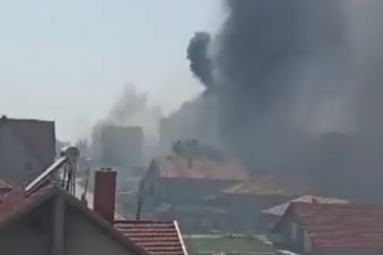 Tri požara izbila skoro istovremeno u Vranju: Deo grada sav u dimu, vatrogasci spasavaju jednu kuću (VIDEO)