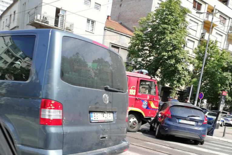 Saobraćajka u Beogradu: Sudarili se vatrogasno vozilo i automobil