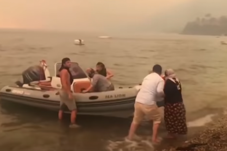 Strašni snimci iz Turske! Meštane i turiste evakuišu čamcima: Ovo nikad nismo videli, nešto je drugačije