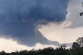Tornado protutnjao Istrom: Rušio drveće, oštetio električni stub (VIDEO)