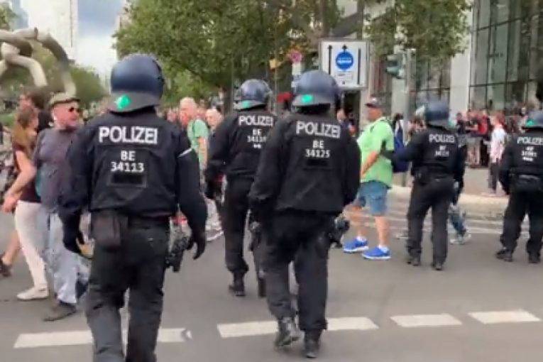 Neredi u Berlinu zbog korona mera: Muškarac preminuo nakon privođenja (VIDEO)
