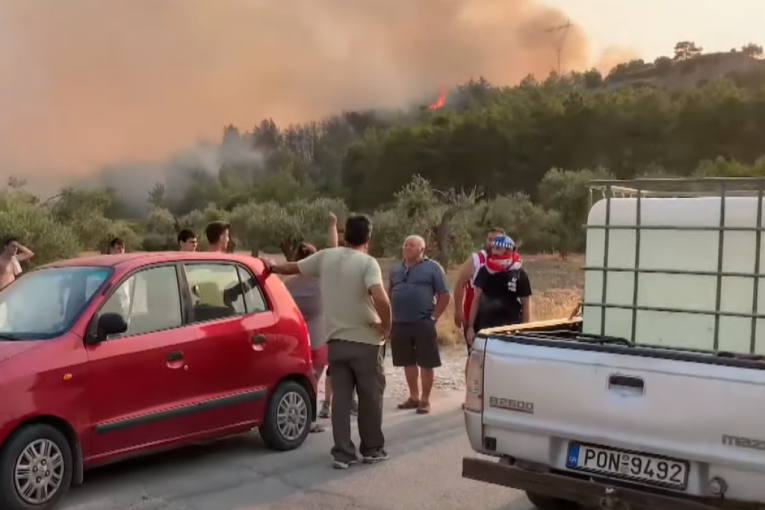 Širi se požar na Rodosu: Vatra preti i poznatoj Dolini leptira, nema struje i vode (VIDEO)