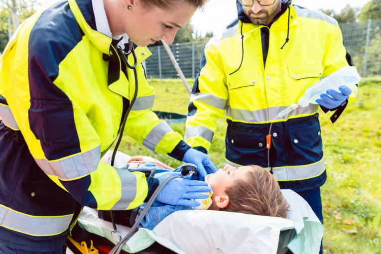 Oglasili se lekari Kliničkog centra u Nišu: Poznato stanje dečaka (7) iz Vladičinog Hana koga je otac udario autom!