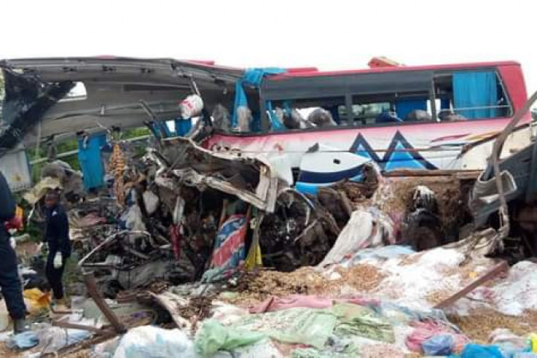U saobraćajnoj nesreći poginulo 37 ljudi, od siline udarca autobus se prepolovio