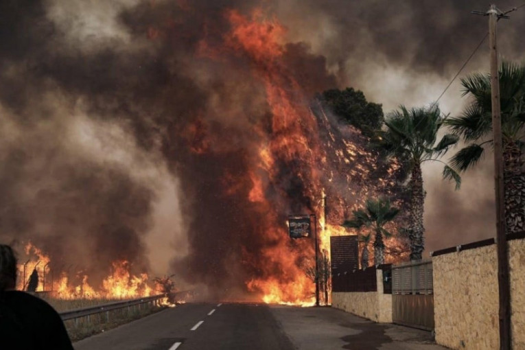 Ogromni požar zahvatio predgrađe Atine! Ljudi napuštaju svoje domove, uzvikuju: "Bežimo iz pakla"