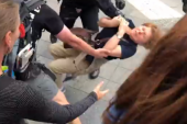 Nemačka policija zgrozila brutalnošću: Obaraju starije žene na zemlju i tuku ih pesnicama (VIDEO)