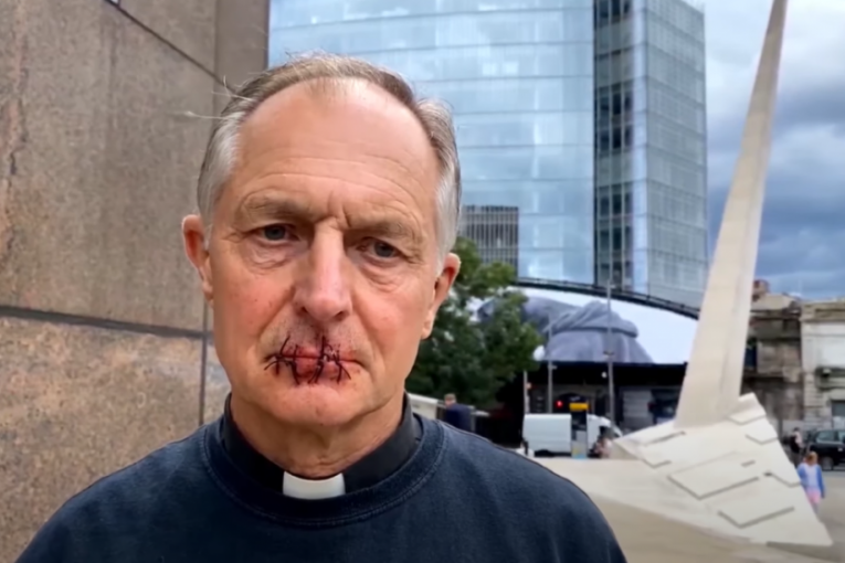 Jezivi čin zabeležila kamera: Sveštenik zašio sebi usta zbog klimatskih promena (VIDEO)