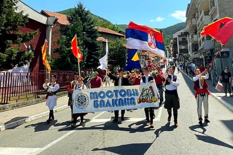 Počeli 13. "Mostovi Balkana": Folklorni spektakl u Prijepolju okupio učesnike iz Srbije i regiona